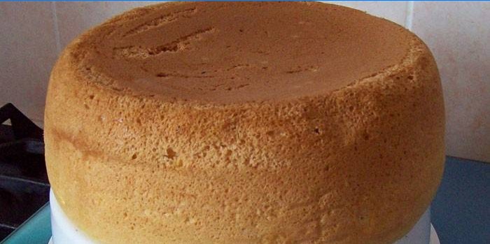 Gotova pahuljasta torta od sunđera na kefiru