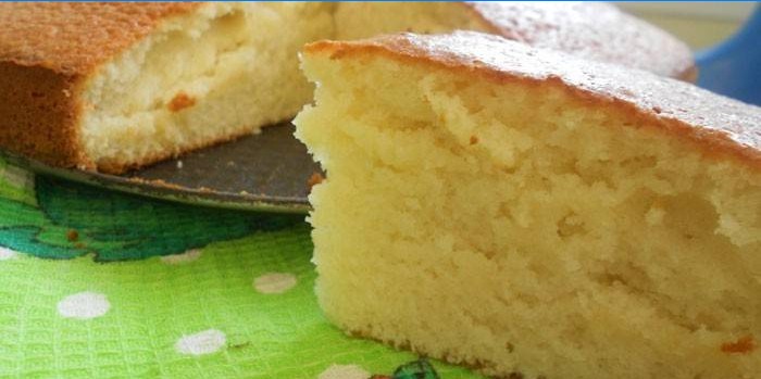 Potpuno izrezani torta od spužve