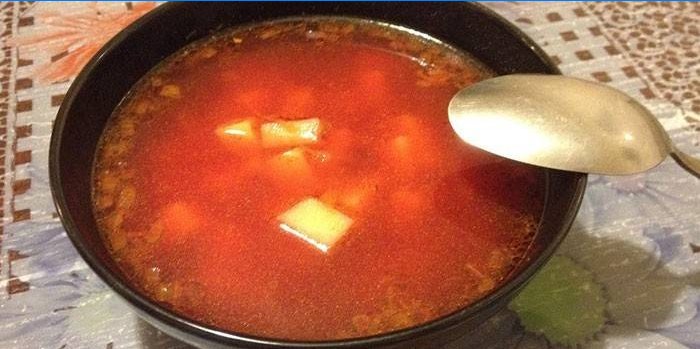 Legnite borsch bez kupusa u tanjuru