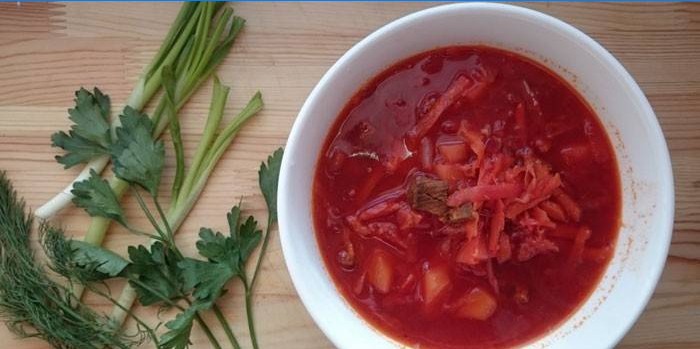 Tanjur od borsch-a s umakom od kiselog kupusa