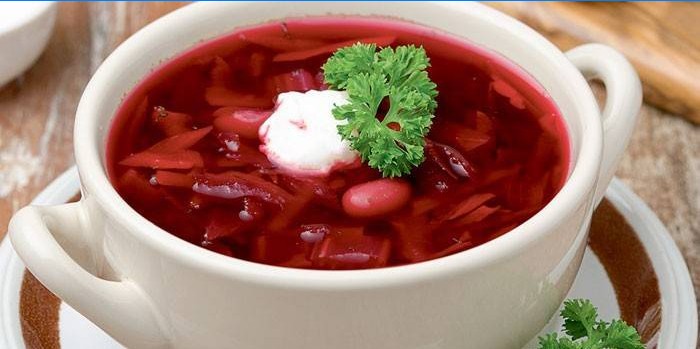 Borsch s grahom i kiselim vrhnjem u tanjuru