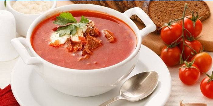 Borsch s govedinom u tanjuru