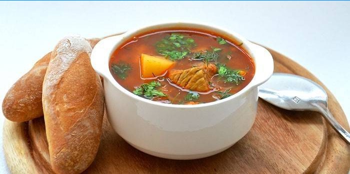 Tanjur borsch sa svinjskim mesom i kruhom