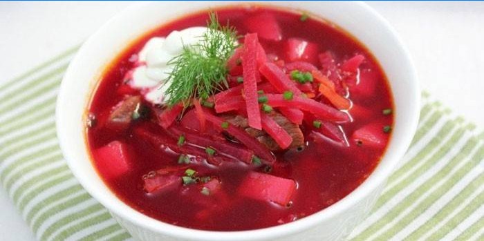Borsch na goveđoj juhi sa kiselim vrhnjem