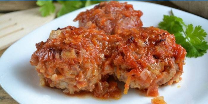 Mesne ježeve s umakom od povrća na tanjuru