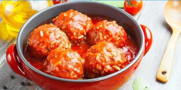 Mljevene ježeve s rižom i paradajz umakom u tavi