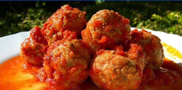 Mljeveni ježevi u umaku od rajčice i povrća