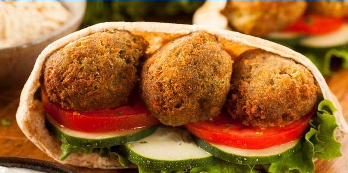 Falafels u pita s povrćem i umakom