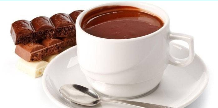 Topla čokolada u šalici i porozna čokolada