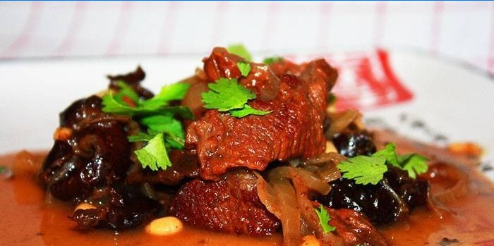 Braised govedina sa suvim šljivama i umakom na tanjuru