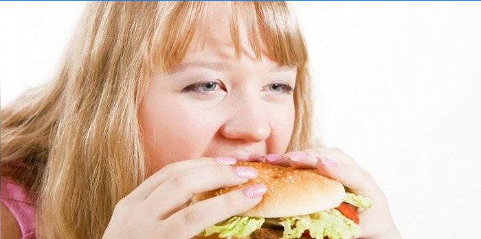 Djevojka jede hamburger