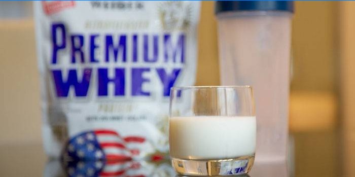 Whey protein u pakiranju i čaši