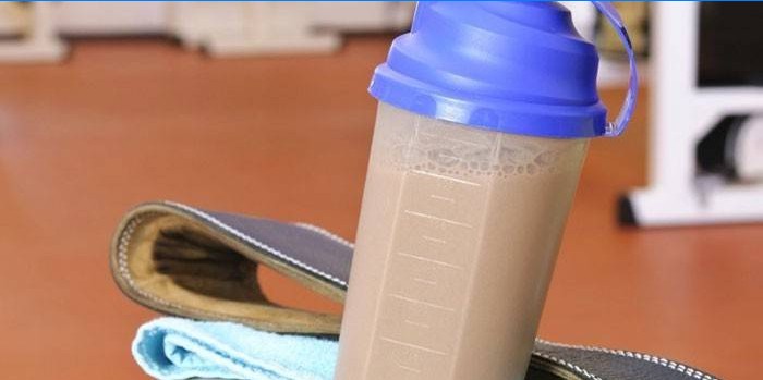 Čokoladni proteinski shake u shakeru