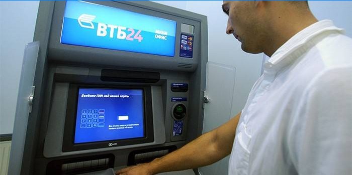 Muškarac u blizini bankomata VTB 24