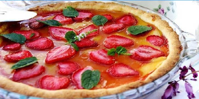 Torta od jagoda sa kremom od maslaca