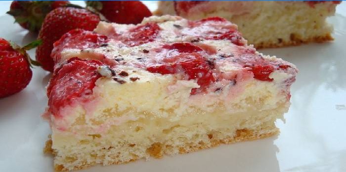 Pita sa nadjevom od jagoda i kiselog vrhnja