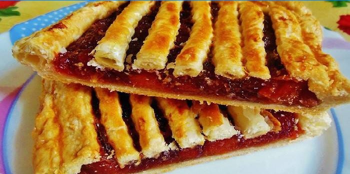 Kriške bobičastog pita napravljenog od lisnatog tijesta