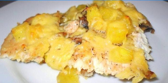 Komad piletine s krumpirom, ananasom i sirom