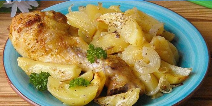 Pileći batak sa krumpirom i lukom na tanjuru