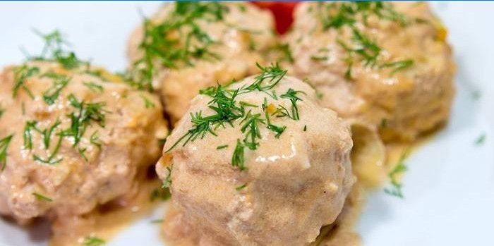 Gotovi lijevi kupus peci u umaku od kiselog vrhnja