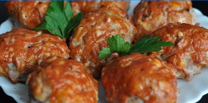 Lijeni kupus pečen u umaku od rajčice