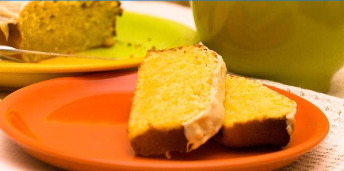 Kriške limunskog cupcakea s bijelim glazurom