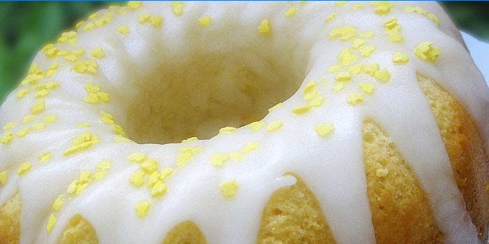 Gotov mokri limunski cupcake s bijelim glazurom
