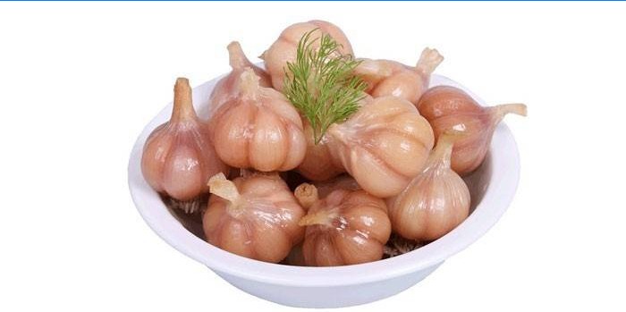 Glave natopljenog češnjaka u tanjuru