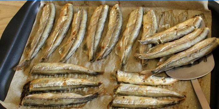 Capelin pečen na limu za pečenje