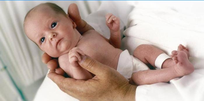Novorođenče u rukama liječnika