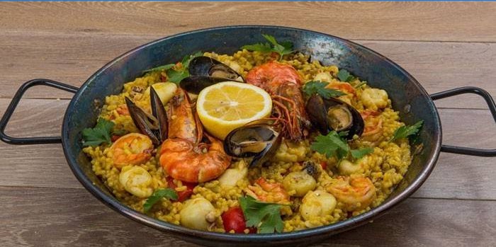 Klasična španjolska paella s plodovima mora u tavi