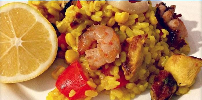 Paella s piletinom i morskim plodovima na tanjuru