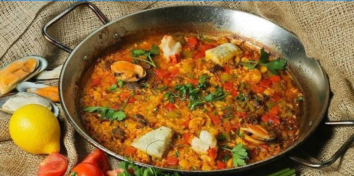 Paella s ribom i gljivama u tavi