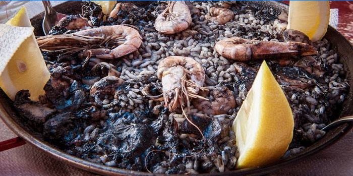Tinta od morskih plodova i sipa Paella