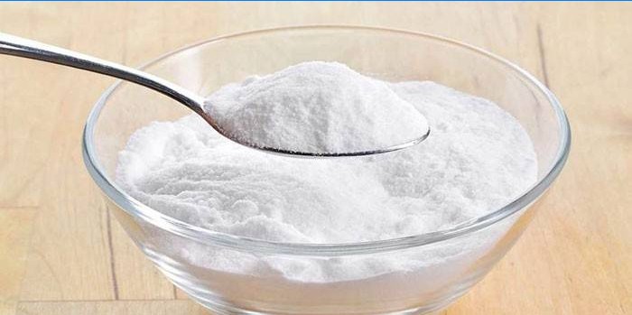 Soda bikarbona u žlici i tanjuru