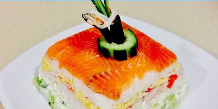 Sushi salata s krastavcem, crvenom ribom i filadelfijskim sirom