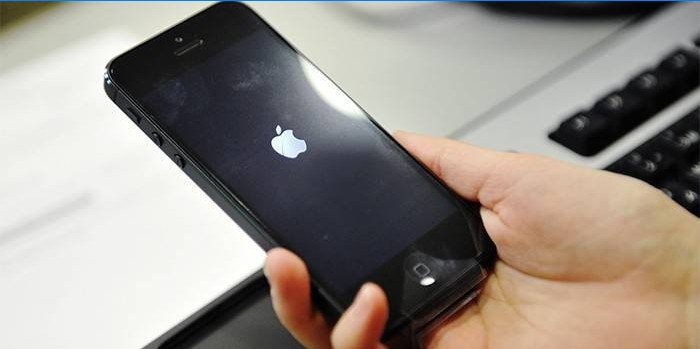 IPhone u ruci