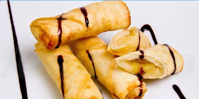 Proljetna peciva s voćnim punjenjem i čokoladnim umakom