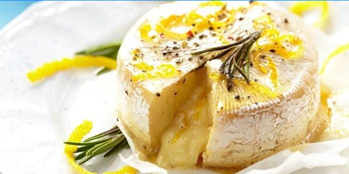 Camembert sir s narančinom koricom na tanjuru