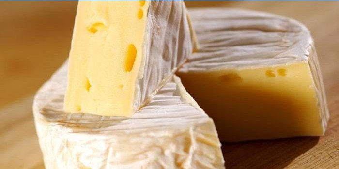 Gotov sir Camembert u rezu