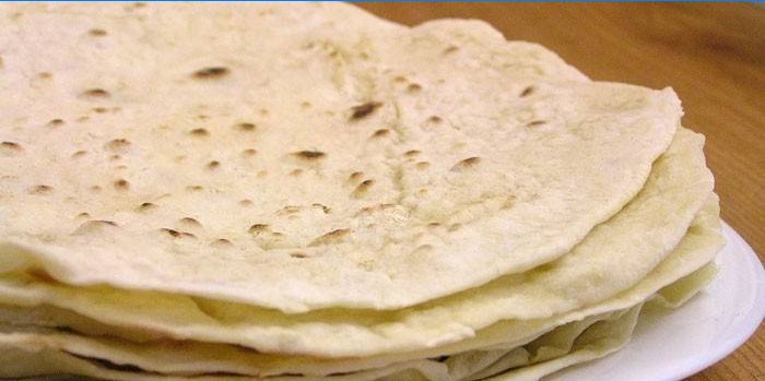 Tanki pita kruh na tanjuru
