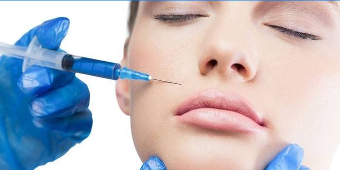 Ženi se daje injekcija Botox u lice
