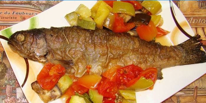 Crvena riba s povrćem