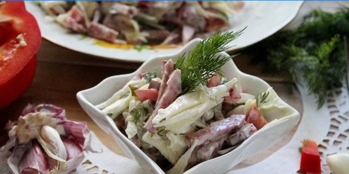 Salata od coleslawa i dimljene kobasice