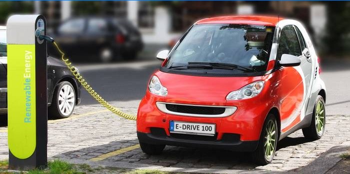 Električni automobil na benzinskoj stanici