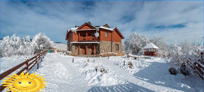 Zimske vikendice pokrivene snijegom: prekrasan izbor fotografija