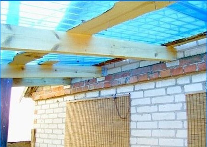 Kako brzo i jeftino napraviti jednostavnu drvenu šupu u dvorištu