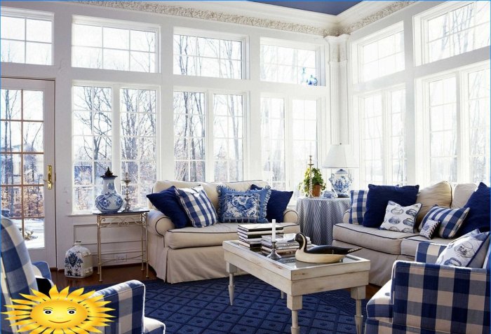 Plava i bijela dnevna soba u mediteranskom stilu