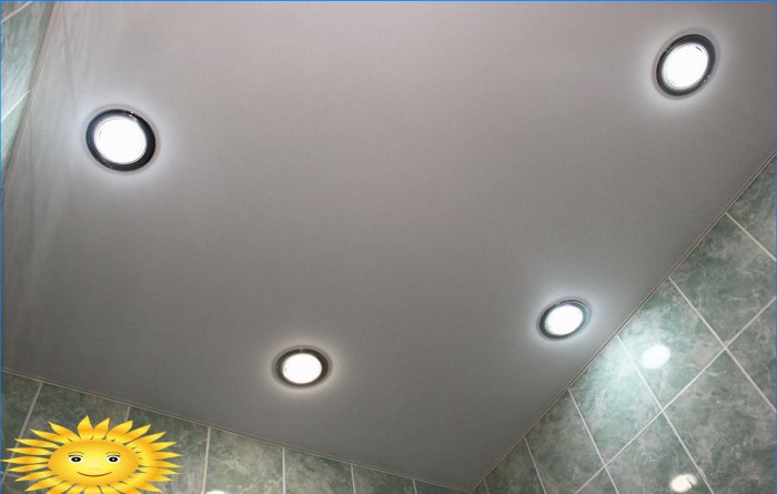 Rastegnuti strop sa svjetiljkama u kupaonici
