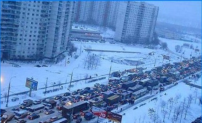 Tjedan dana prije praznika: izvanredno stanje, uhićenja, otkazi i - nove stanice metroa